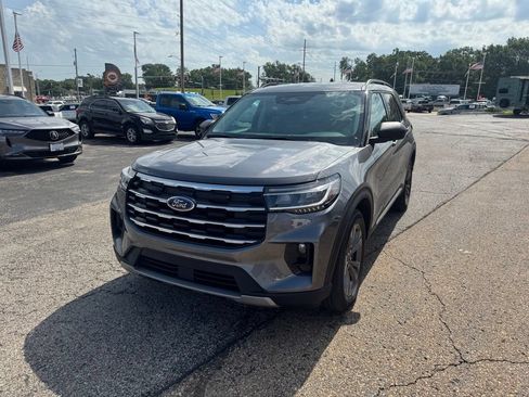 Certified 2025 Ford Explorer Active w/ Active Comfort Package AWD/4WD image 3