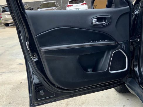 Used 2017 Jeep Compass Latitude image 21