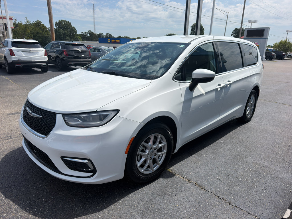 Used 2023 Chrysler Pacifica Touring-L FWD image 3