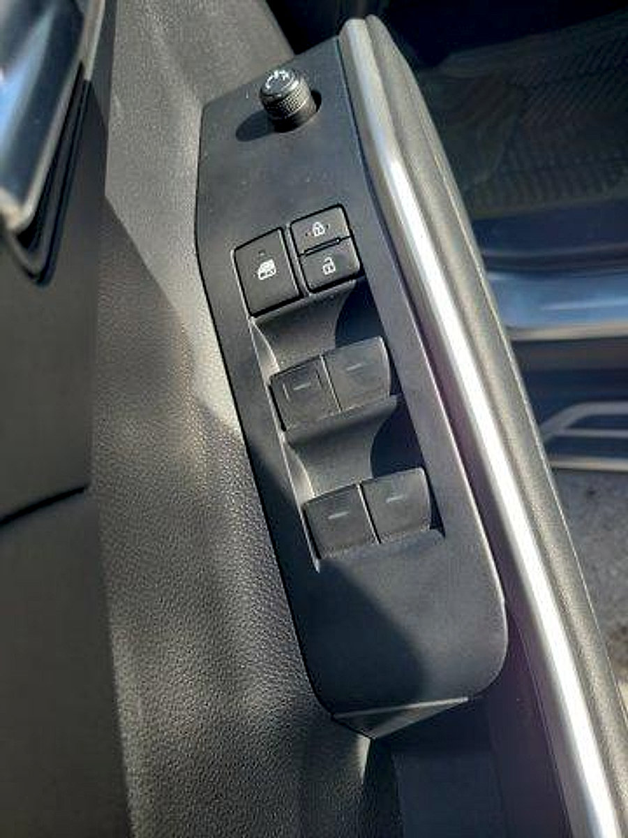 Used 2023 Toyota Highlander XLE FWD image 24
