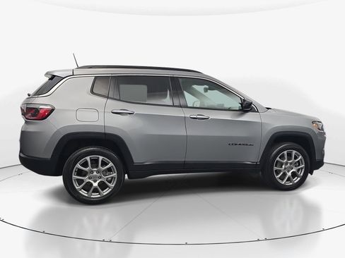 Used 2022 Jeep Compass Latitude AWD/4WD image 9