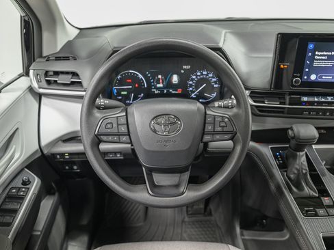 Used 2025 Toyota Sienna LE w/ LE Plus Package image 17