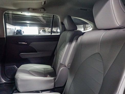 Used 2020 Toyota Highlander XLE image 24