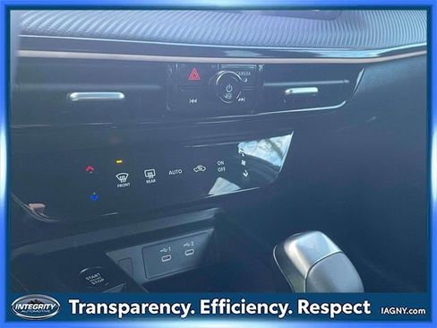 Certified 2025 Nissan Kicks SR image 29