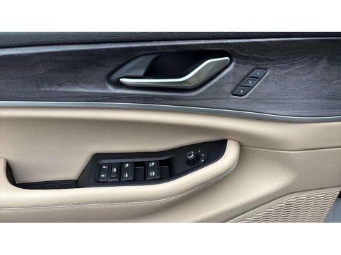 Used 2023 Jeep Grand Cherokee Limited w/ Black Appearance Package image 19