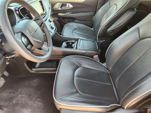 Used 2025 Chrysler Pacifica Limited image 14