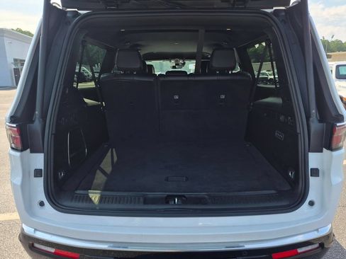 Certified 2024 Jeep Wagoneer L Series II w/ Flexible Seating Group RWD image 29