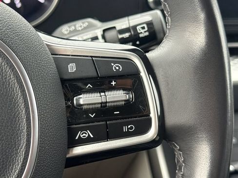 Used 2024 Kia Carnival LX FWD image 31