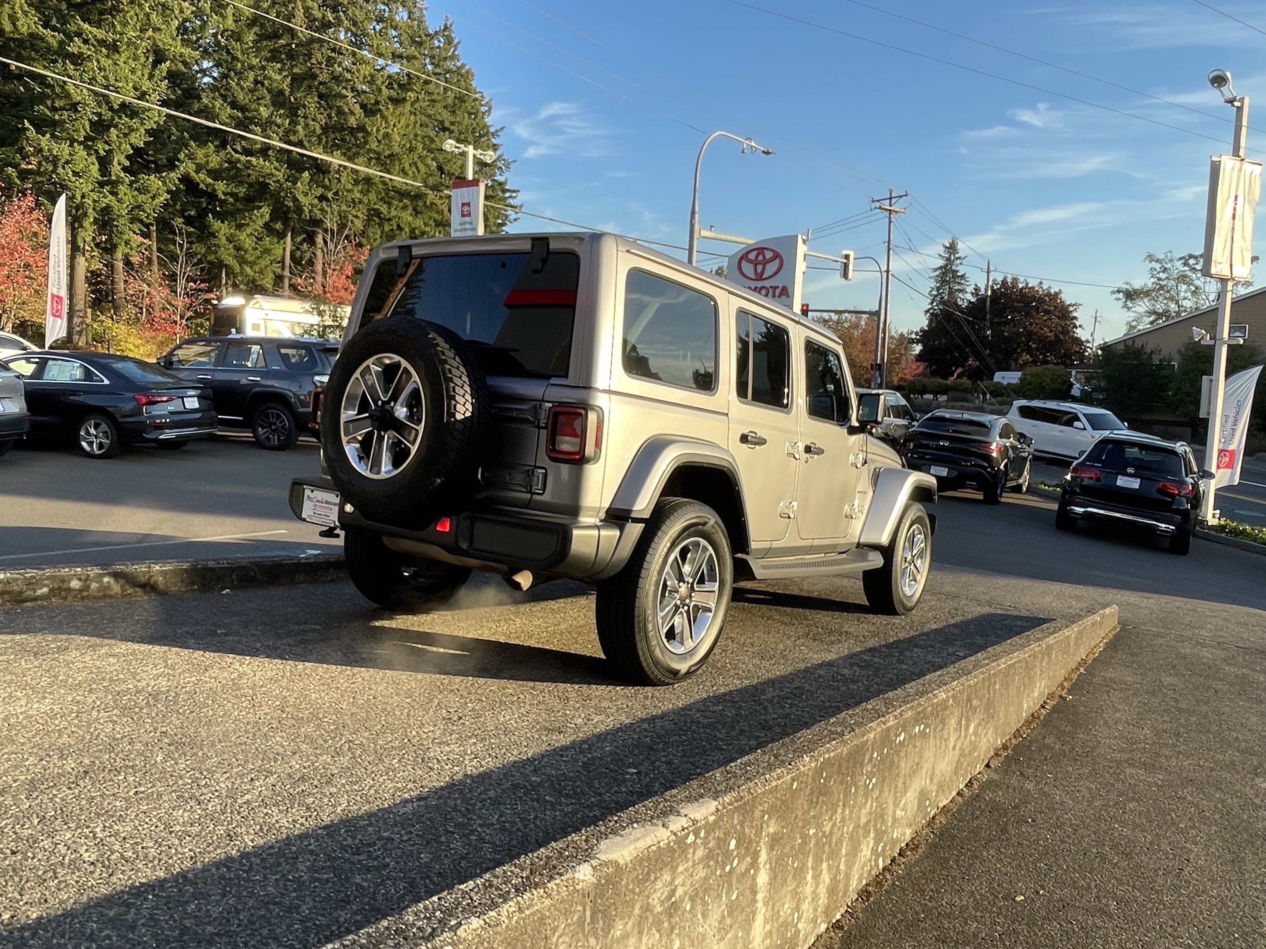 Used 2018 Jeep Wrangler Unlimited Sahara AWD/4WD image 7
