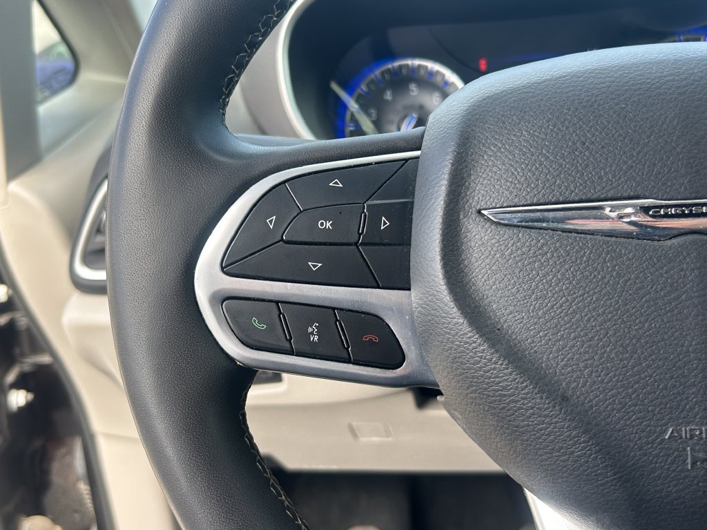Used 2024 Chrysler Pacifica Touring-L FWD image 18