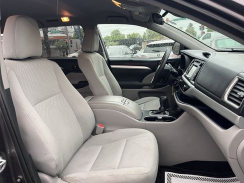 Used 2019 Toyota Highlander LE AWD/4WD image 21