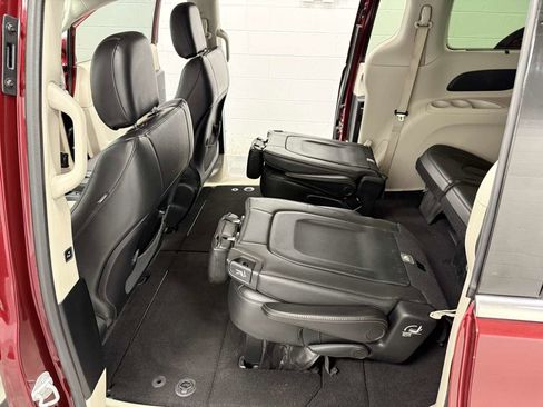 Used 2017 Chrysler Pacifica Touring-L image 14