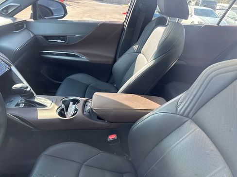 Used 2023 Toyota Venza Limited image 9