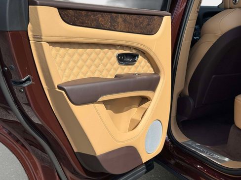 Used 2022 Bentley Bentayga image 29