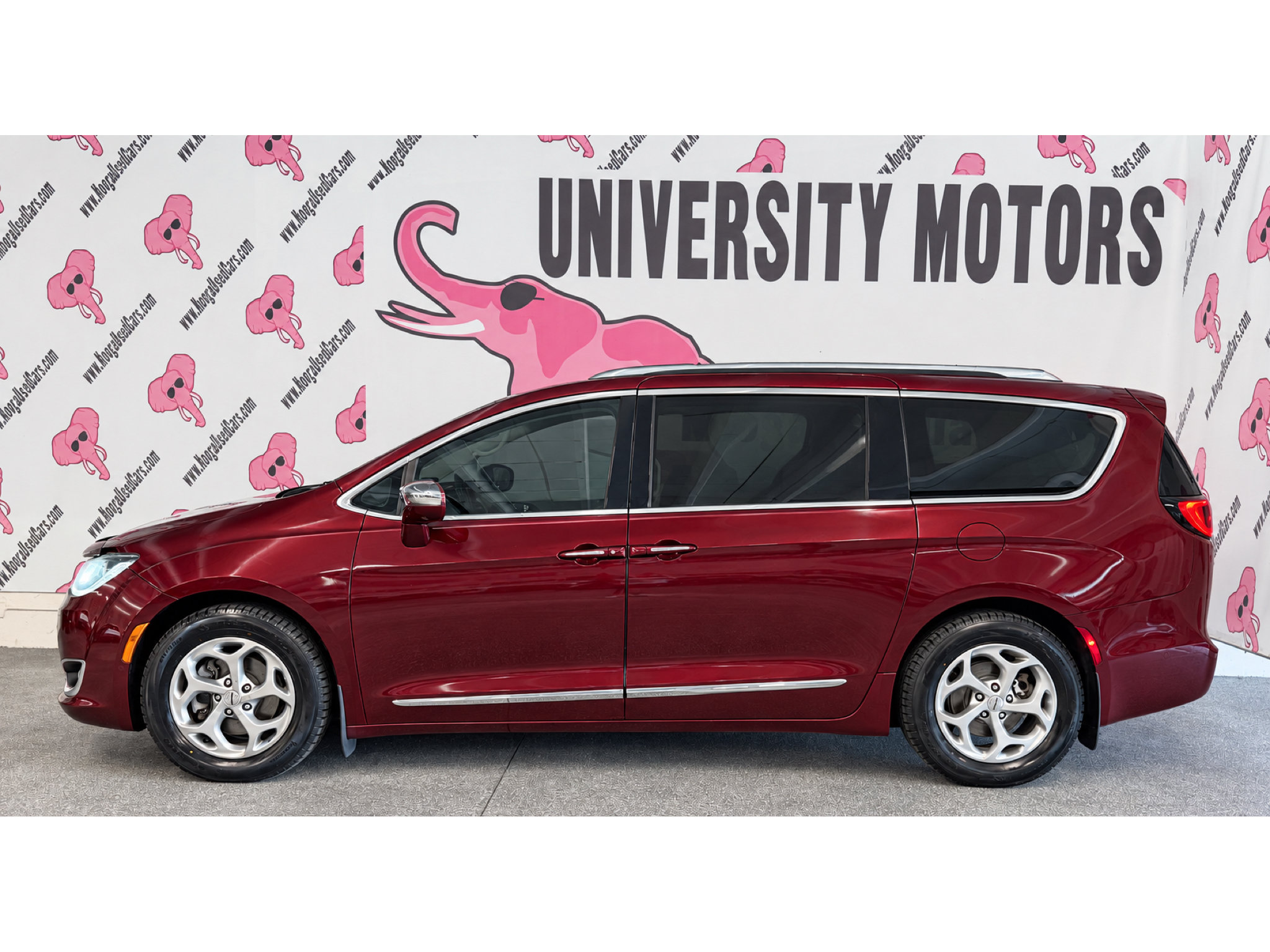 Used 2019 Chrysler Pacifica Limited w/ Tire & Wheel Group FWD image 7