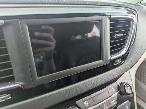 Used 2021 Chrysler Voyager Lxi image 26