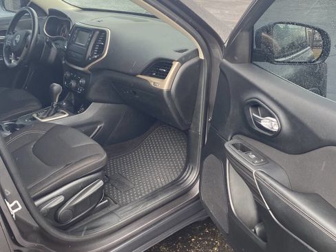 Used 2016 Jeep Cherokee Latitude w/ Cold Weather Group image 8