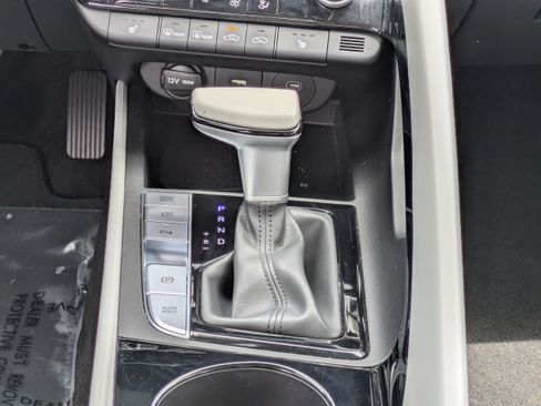 Certified 2024 Hyundai Elantra Limited FWD image 17
