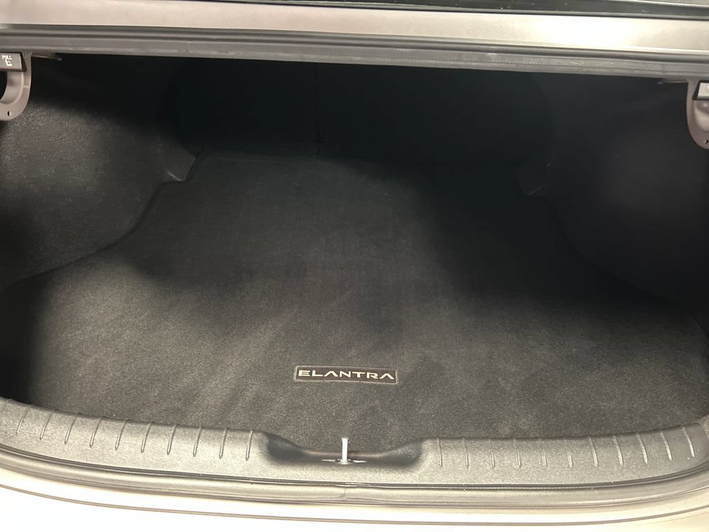 Used 2022 Hyundai Elantra Limited FWD image 23