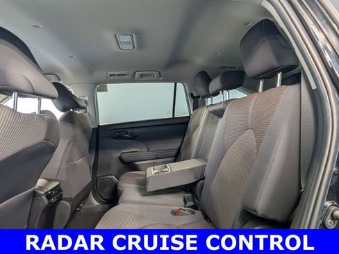 Used 2024 Toyota Highlander LE FWD image 7