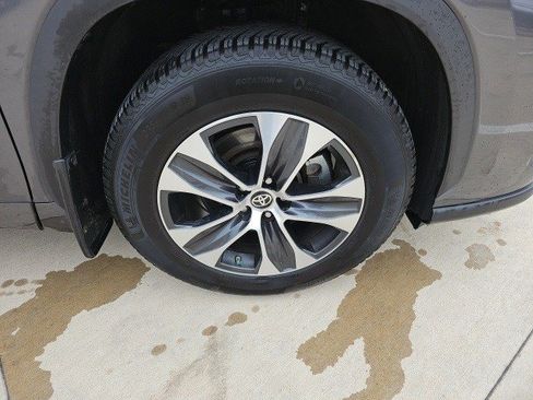 Used 2021 Toyota Highlander XLE image 10