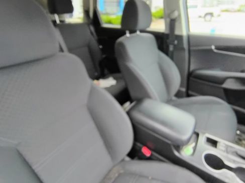 Used 2020 Kia Sorento LX FWD image 11