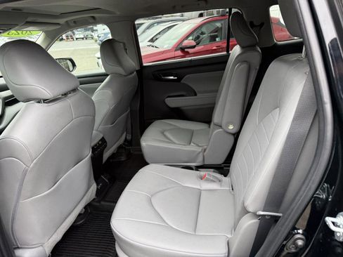 Certified 2023 Toyota Highlander XLE image 16