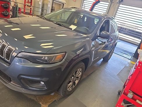 Used 2019 Jeep Cherokee Latitude Plus w/ Comfort/Convenience Group AWD/4WD image 2