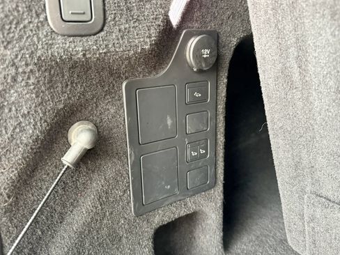 Used 2018 Land Rover Discovery SE image 18