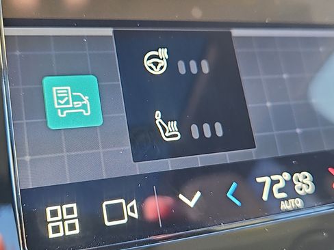 Used 2025 Volvo XC40 B5 Ultra w/ Climate Package image 12