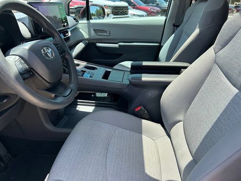 Used 2023 Toyota Sienna LE w/ LE Plus Package FWD image 11