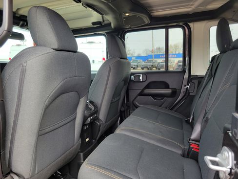 Used 2025 Jeep Wrangler Unlimited Sahara image 19