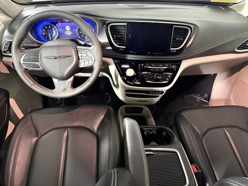 Used 2023 Chrysler Pacifica Touring-L AWD/4WD image 11