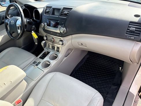 Used 2012 Toyota Highlander FWD image 25