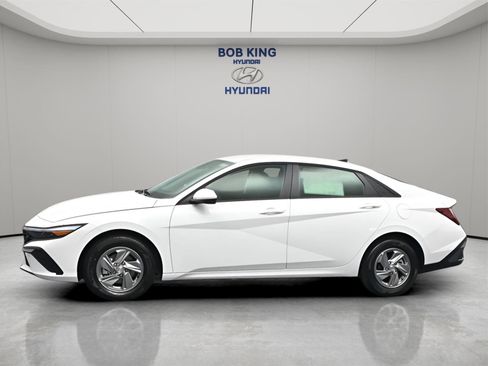 New 2026 Hyundai Elantra SE FWD image 3