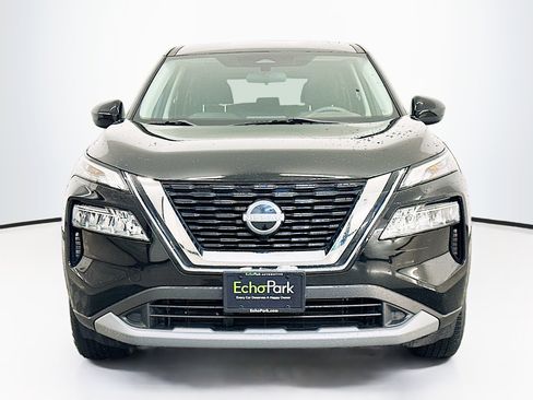 Used 2023 Nissan Rogue SV image 2