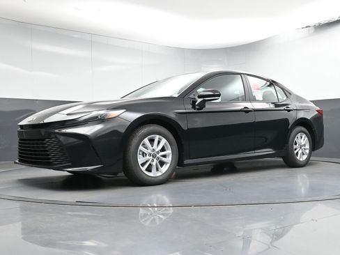 Used 2025 Toyota Camry LE w/ Convenience Package image 20