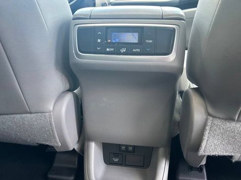 Used 2018 Toyota Highlander Limited AWD/4WD image 30