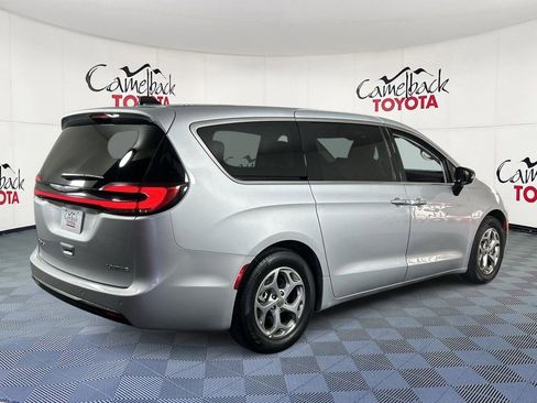Used 2024 Chrysler Pacifica Limited FWD image 7