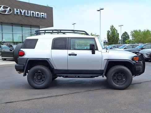 Used 2007 Toyota FJ Cruiser 4WD w/ Upgrade Pkg 1 image 2