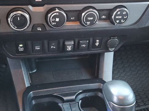 Used 2020 Toyota Tacoma TRD Off-Road w/ Technology Package image 26