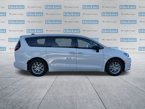 New 2026 Chrysler Pacifica Select image 4
