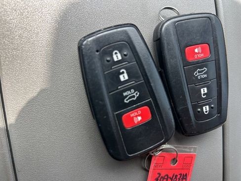 Used 2023 Toyota Highlander XLE FWD image 29