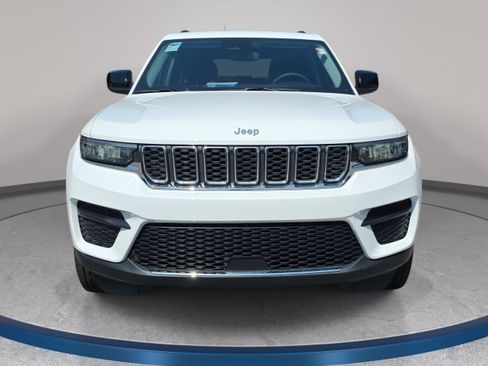 Used 2023 Jeep Grand Cherokee Laredo AWD/4WD image 2