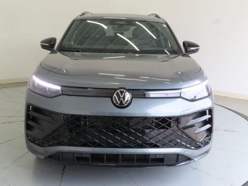 New 2026 Volkswagen Tiguan SE R-Line FWD image 9