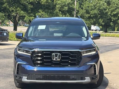 Used 2025 Honda Pilot Touring image 2