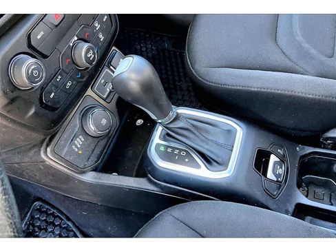 Used 2020 Jeep Renegade Latitude w/ Cold Weather Group image 16