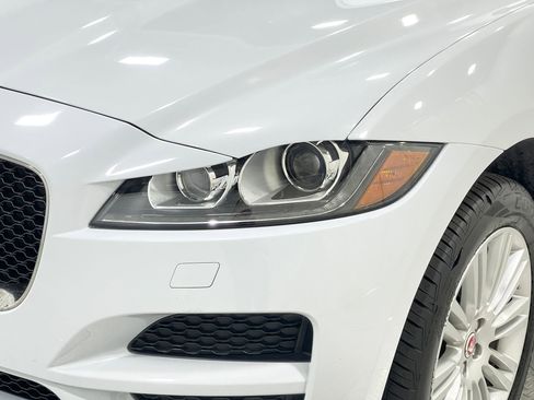 Used 2018 Jaguar F-PACE Premium image 35