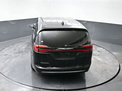 Used 2024 Chrysler Pacifica Touring-L image 23