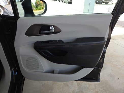 Used 2017 Chrysler Pacifica LX image 92